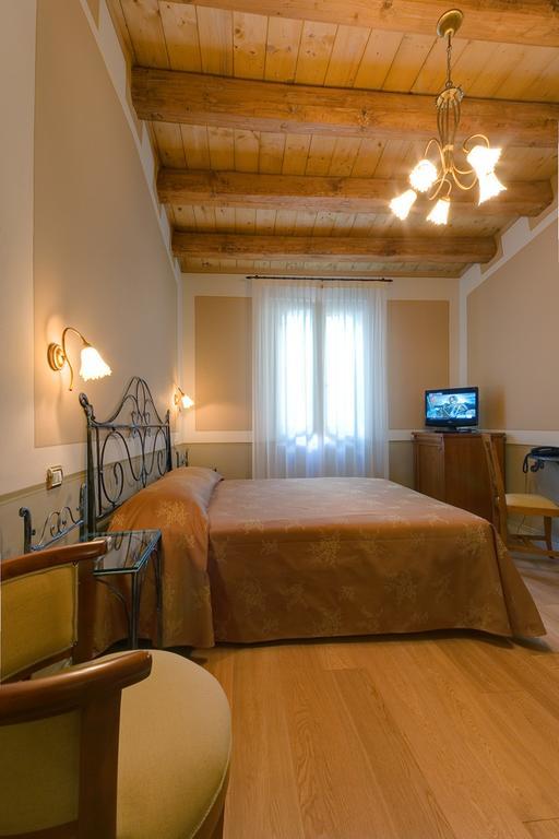 مبيت وإفطار سيرولو Il Vicolo Relais الغرفة الصورة